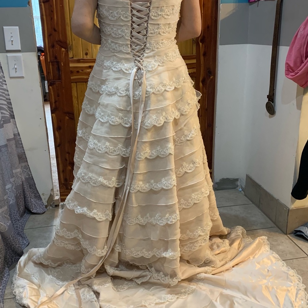 Nwt wedding dress optional straps only been tried for purchased and for photos
